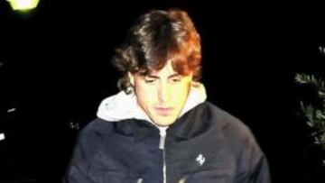 <b>MUY PREOCUPADO. </b>Alonso fue uno de los pilotos que acudió al hospital a seguir el estado de su amigo.