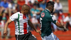 Futbol, Palestino vs Santiago Wanderers.
 Sexta fecha campeonato Apertura 2016-2017. 
 El jugador de Palestino, Leandro Venegas, izquierda, disputa el bal&Atilde;&sup3;n contra Mario Parra de Santiago Wanderers durante el partido por primera divisi&Atilde;&sup3;n en el estadio La Cisterna.
 Santiago, Chile. 
 10/09/2016 
 Marcelo Hernandez/Photosport********** 
 
 Football, Palestino vs Santiago Wanderers.
 6 th date Aperture championship 2016-2017. 
 Palestino&#039;s player, Leandro Venegas , left, batlles the ball against Mario Parra of Santiago Wanderers during first division football match at La Cisterna stadium in Santiago, Chile. 
 10/09/2016 
 Marcelo Hernandez/Photosport