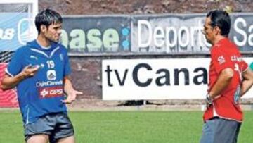 <b>CORREGIR PARA MEJORAR. </b>Ezequiel Luna sostuvo ayer una larga charla con José Luis Oltra sobre el césped de El Mundialito.