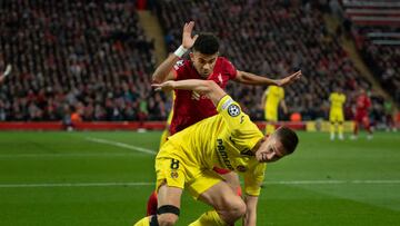 LIVERPOOL, ENGLAND - APRIL 13: Luis Diaz of Liverpool FC and Juan Foyth of Villarreal CF in action during the UEFA Champions League Quarter Final Leg Two match between Liverpool FC and SL Benfica at Anfield on April 13, 2022 in Liverpool, United Kingdom. (Photo by Joe Prior/Visionhaus via Getty Images)