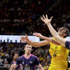 El Tenerife suma su primer triunfo en el Santiago Martín