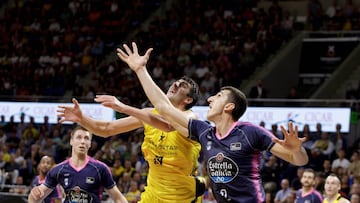 GRAF9473. LA LAGUNA (TENERIFE), 12/10/2019.- El pívot georgiano del Iberostar Tenerife, Giorgi Shermadini (c) lucha por el rebote con el pivot serbio del Monbus Obradoiro Dejan Kravic (d) en partido que se disputa este sábado en el pabellón Santiago Martín de La Laguna (Tenerife).EFE/Ramón de la Rocha