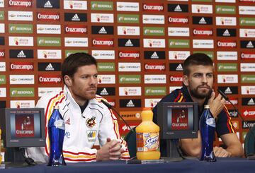 Xabi Alonso y Piqué dieron sus diferentes puntos de vista con relación al primer partido de la Selección. Para el primero, la Selección “no debía cambiar el estilo por una derrota. Muchas veces hemos jugado así, pero visto el resultado, es un poco ventajista hacer valoraciones. Ahora el margen de error es cero”. Para el zaguero azulgrana, los dos partidos que quedaban (ante Honduras y ante Chile) “los afrontaremos como dos finales. Primero tenemos que ganar a Honduras, porque si no, el encuentro ante Chile nos dará igual”.