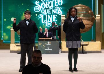 Yesica Paola Valencia y Francisco Moreno cantan el segundo premio, el número 58303, durante el Sorteo Extraordinario de la Lotería de Navidad 2023.
