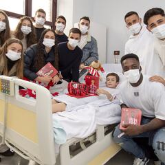 Los leones visitan a los niños hospitalizados en Cruces y Basurto