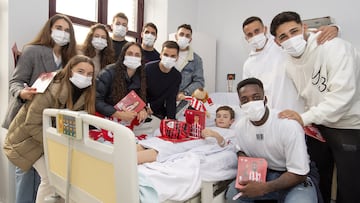 Los leones visitan a los ni?os hospitalizados en Cruces y Basurto