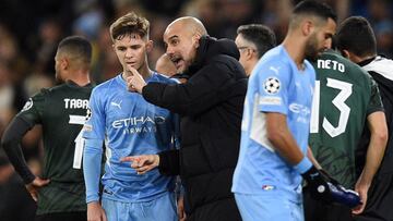 Manchester City&#039;s Spanish manager Pep Guardiola gives instructions to Manchester City&#039;s English midfielder James McAtee during the UEFA Champions League round of 16 second leg football match between Manchester City and Sporting Lisbon at the Eti