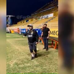 Maradona no pierde la técnica: ojo a su gol olímpico