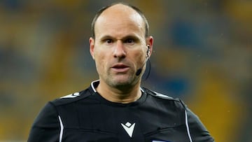 mateu lahoz mejores arbitros de españa peor arbitro de españa uefa fifa 94 primer juego de fifa arbitros fifa 94 mega drive snes super nintendo primeros juegos de futbol camisetas de futbol y videojuegos