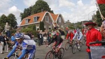<b>GRAN ACOGIDA. </b>El público holandés pobló las carreteras para volcarse con la salida de la Vuelta a España en 2009, que partió de la provincia de Drenthe.
