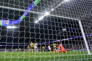 5-2. Hat-trick del brasileño. Vinicius pela, disputa y recupera el balón, se va de su marca y define con la zurda, alto, para superar a Gregor Kobel.