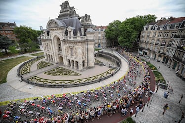 El pelotón en la salida de la etapa.