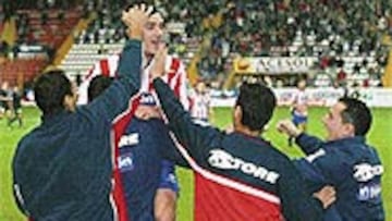 <B>FELIZ</B>. Villa festejó su gol con el banquillo del Sporting.