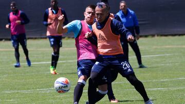 Juan Guillermo Domínguez y Huérfano disputan un balón durante la sesión de entrenamiento. Agostos 02 de 2017