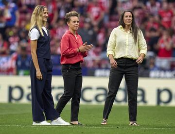 Amanda Sampedro , Silvia Meseguer y Laia Aleixandri despedidas por la afición.