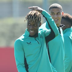 Nico Williams, con el grupo en Lezama sin Vivian en el exterior