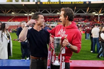 Rob McElhenney y Ryan Reynolds celebran el ascenso. 