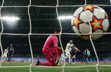 3-1. Karim Benzema marca de penalti el tercer gol.