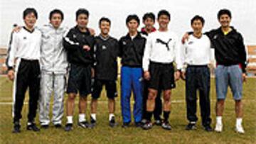 <b>ADIÓS A ESPAÑA</B>. Los árbitros japoneses posaron sonrientes para AS tras su última sesión física.