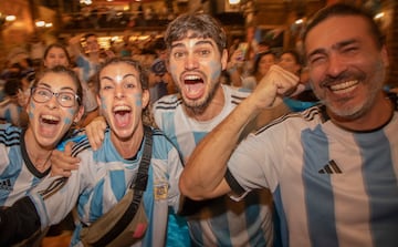 Después de un partido lleno de tensión, los seguidores argentinos explotan de alegría tras ver a su selección Campeona del Mundo.