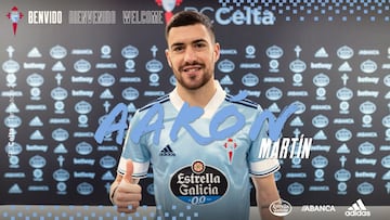 Aar&oacute;n Mart&iacute;n posa con la camiseta del Celta en el anuncio de su fichaje por el club vigu&eacute;s. 