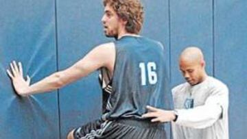 <b>ÚLTIMOS TOQUES. </b>Mike Curtis, preparador de los Grizzlies, da los últimos toques a los resortes de Pau.