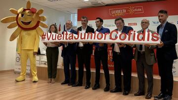 Imagen de la presentaci&oacute;n de la Vuelta Junior Cofidis con Jos&eacute; Luis L&oacute;pez Cerr&oacute;n, Javier Guill&eacute;n, Alberto Contador y Jos&eacute; Luis de Santos entre otros.