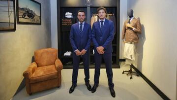 Roberto Bautista y Pablo Carre&ntilde;o, con el traje oficial antes de la cena de ayer. 