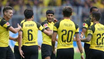 26 August 2018, Germany, Dortmund, Soccer, Bundesliga, Borussia Dortmund vs RB Leipzig, 1st matchday in Signal Iduna Park: Dortmund goalscorer Mahmoud Dahoud (M) celebrates his 1-1 goal with Lukasz Piszczek (l-r), Thomas Delaney, Maximilian Philipp and Ch
