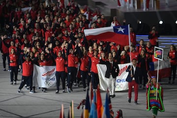 Felipe Miranda, abanderado nacional, lidera a la delegación chilena desfilando en el estadio Nacional de Lima en el marco de la inauguración de los Juegos Panamericanos Lima 2019.