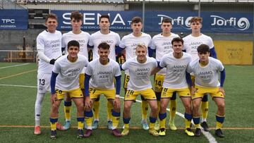 Los jugadores de la AD Alcorcón B homenajearon a su compañero Íker Bachiller, lesionado de gravedad, antes del encuentro frente al CD Atlético Paso (0-0) disputado en el Anexo de Santo Domingo.