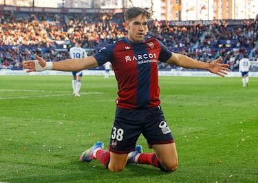 El Racing pelea la cesión del delantero Carlos Espí