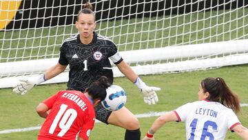 AMDEP3130. CALI (COLOMBIA), 11/07/2022.- Rebeca Fernández (i) de Paraguay enfrenta a la arquera Claudia Endler (c) de Chile hoy, en un partido del grupo A de la Copa América Femenina en el estadio Pascual Guerrero en Cali (Colombia). EFE/Ernesto Guzmán Jr.
