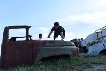 Jóvenes afganos practican sus habilidades de parkour en frente de las ruinas del Palacio Darul Aman en Kabul. Parkour, que se originó en Francia en la década de 1990 y también se conoce como libre en ejecución, consiste en conseguir alrededor de los obstáculos urbanos con una mezcla de ritmo rápido de saltar, saltar, correr y rodar.