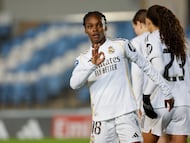 MADRID, 08/11/2025.- La delantera colombiana del Real Madrid Linda Caicedo celebra uno de los goles conseguidos por el equipo blanco durante el encuentro correspondiente a la jornada 10 de Liga F que disputan hoy sábado Real Madrid y Alhama CF en el estadio Alfredo Di Stéfano, en Madrid. EFE/ Mariscal