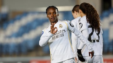 MADRID, 08/11/2025.- La delantera colombiana del Real Madrid Linda Caicedo celebra uno de los goles conseguidos por el equipo blanco durante el encuentro correspondiente a la jornada 10 de Liga F que disputan hoy sábado Real Madrid y Alhama CF en el estadio Alfredo Di Stéfano, en Madrid. EFE/ Mariscal
