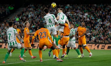 1-1. Crner que lanza Isco y Johnny Cardoso, libre de marca en un desajuste defensivo en el corazn del rea, remata de cabeza para superar a Thibaut Courtois e igualar la contienda.