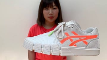 Kisa Nakamura con el nuevo modelo de zapatillas Asics