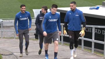 Buen ambiente y risas en el último entrenamiento de la Real antes del derbi