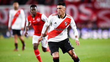 AVELLANEDA, ARGENTINA - AUGUST 07: Matias Suarez of River Plate drives the ball during a match between Independiente and River Plate as part of Liga Profesional 2022 at Estadio Libertadores de América - Ricardo Enrique Bochini on August 7, 2022 in Avellaneda, Argentina. (Photo by Marcelo Endelli/Getty Images)