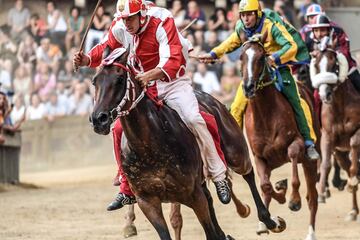 El vencedor de este Palio ha sido el jinete de la contrada "Giraffa" Giovanni Atzeni, conocido como "Tittia", con su caballo Tale. (En la imagen el jinete de color rojo y blanco).