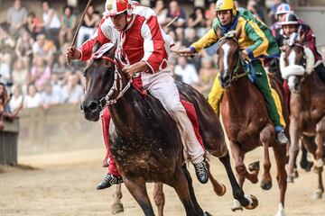 El vencedor de este Palio ha sido el jinete de la contrada "Giraffa" Giovanni Atzeni, conocido como "Tittia", con su caballo Tale. (En la imagen el jinete de color rojo y blanco). 