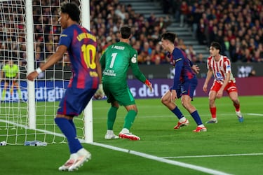 1-0. Fermín López saca en corto un córner para Lamine Yamal. El dorsal 10 encara y se va de Ademola Lookman, llega a la línea de fondo y termina con un pase de la muerte que llega a 
Marc Bernal que anota a placer.