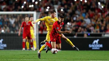 Soccer Football - Euro 2020 Qualifier - Group B - Portugal v Ukraine - Estadio da Luz, Lisbon, Portugal - March 22, 2019  Portugal&#039;s Andre Silva in action with Ukraine&#039;s Mykola Matvyenko            REUTERS/Rafael Marchante