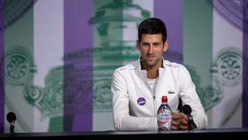 Novak Djokovic habla durante la rueda de prensa posterior a la final de Wimbledon, donde se impuso al sudafricano Kevin Anderson.