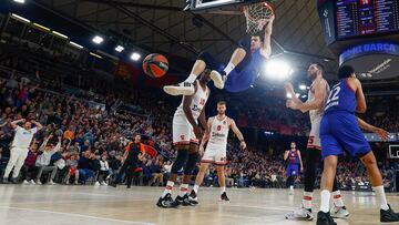 BARCELONA, 10/01/2024.- El p¨ªvot checo del FC Barcelona Jan Vesely (C) durante el partido de la Euroliga de baloncesto que FC Barcelona y Olympiacos BC disputan este mi¨¦rcoles en el Palau Blaugrana. EFE/Quique Garc¨ªa