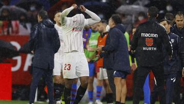 Koundé, tras ser expulsado.