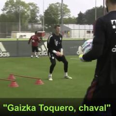 Bombazo: Javi Martínez le cuenta a Thiago el dorsal que le han dejado en el Athletic