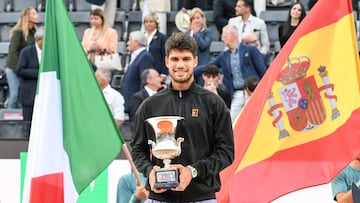 Carlos Alcaraz, con el trofeo de campeón en Roma.