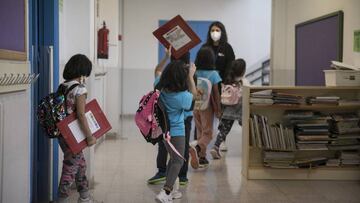 02/10/2020 - Barcelona - Ni&ntilde;os del colegio Eduard Marquina en el horario de salida. Foto: Massimiliano Minocri